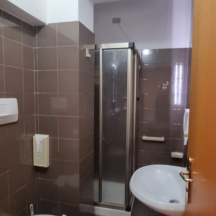 Doppia economy - Le camere di questa tipologia sono lato strada senza balcone. <br />Romantica  <strong>coppia </strong> o  <strong>amici </strong> in cerca di svago? In ogni caso le nostre doppie hanno l’ <strong>atmosfera giusta e accogliente </strong>.