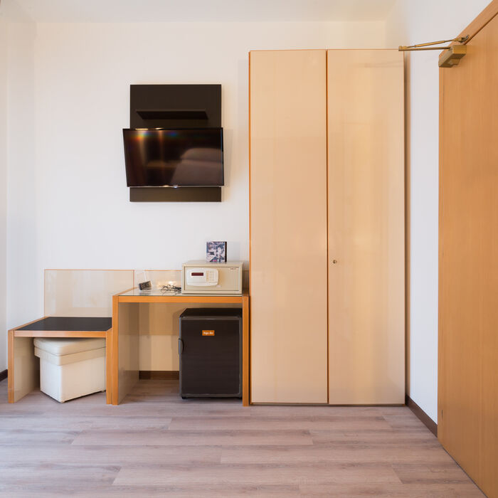 Doppia Comfort Con Balcone - Le camere di questa tipologia sono laterali con balcone.<br />   Siete in cerca di tranquillità e una <strong>bella vista</strong>? Avete fatto la scelta giusta per la vostra vacanza!