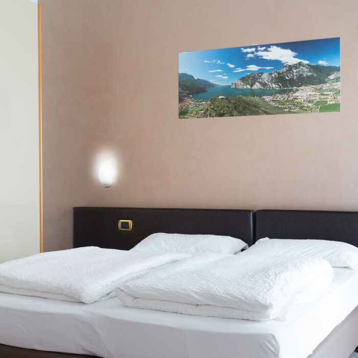 Doppia Comfort Con Balcone - Le camere di questa tipologia sono laterali con balcone.<br />   Siete in cerca di tranquillità e una <strong>bella vista</strong>? Avete fatto la scelta giusta per la vostra vacanza!
