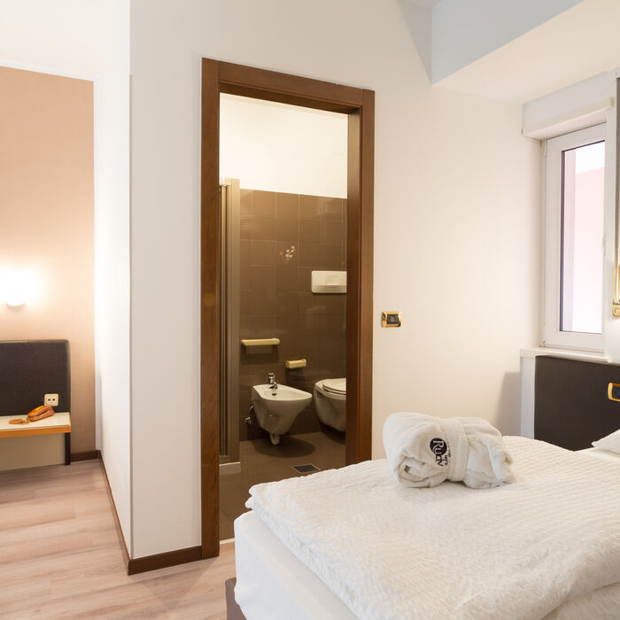 Quadrupla con balcone - Alcune di queste camere sono situate verso la strada e altre lateralmente, tutti con balcone.  <br />C’è posto per tutti nelle nostre Quadruple, scegliendo tra <strong>letti matrimoniali e letti singoli</strong>, decidete voi!